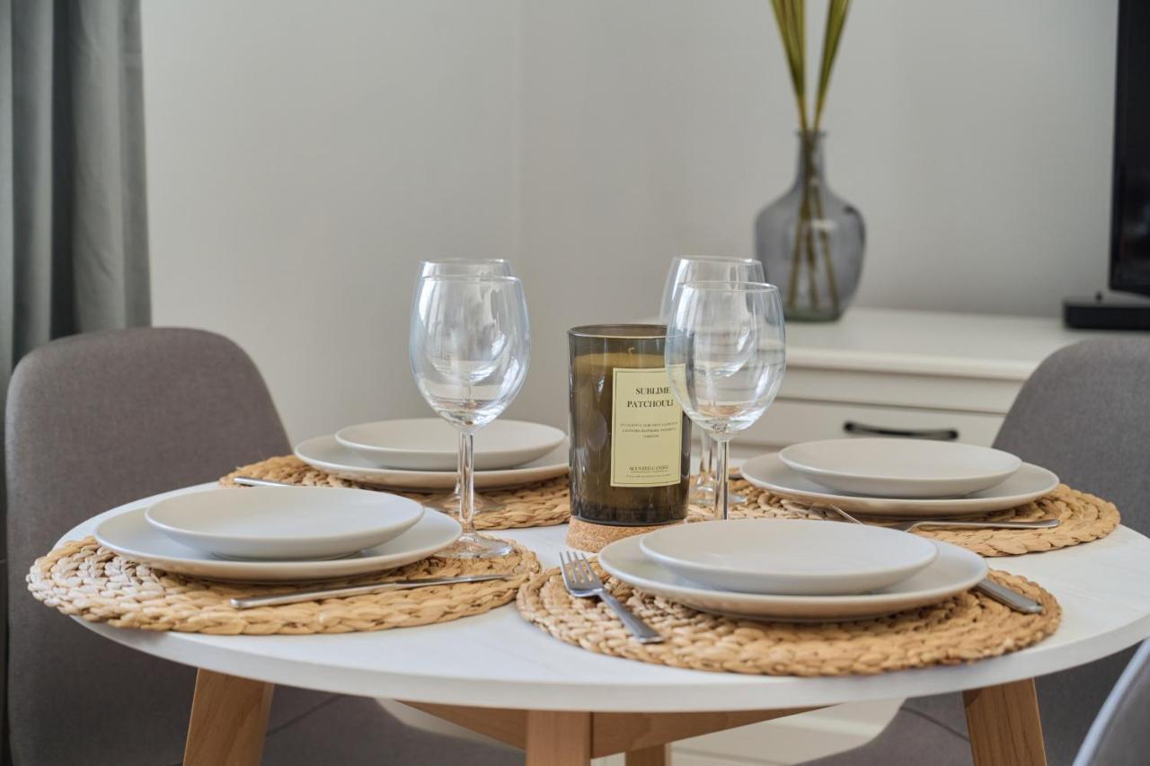 Peaceful For 4 Guests With Balcony By Renters Apartment