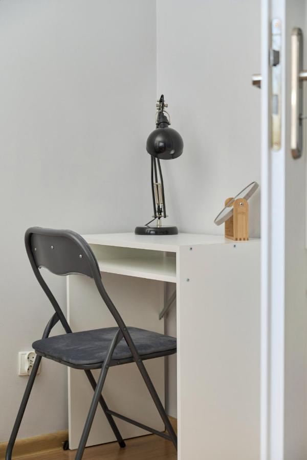 Peaceful For 4 Guests With Balcony By Renters Apartment *